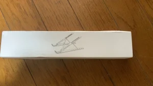 Aliexpressで購入したパソコンスタンドのパッケージ