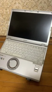 Aliexpressで購入したパソコンスタンドに実際にパソコンを乗せた画像